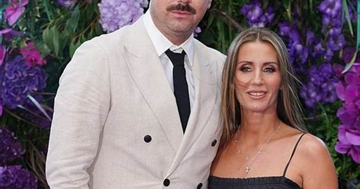 Danny Dyer Dresses as a Woman for Moving Music Video