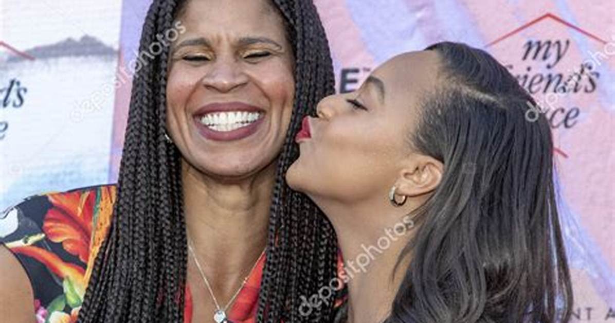 How Tall Is Holly Frazier (Nia Sioux’s Mother)? Height, Net Worth, Job, Age, Facts