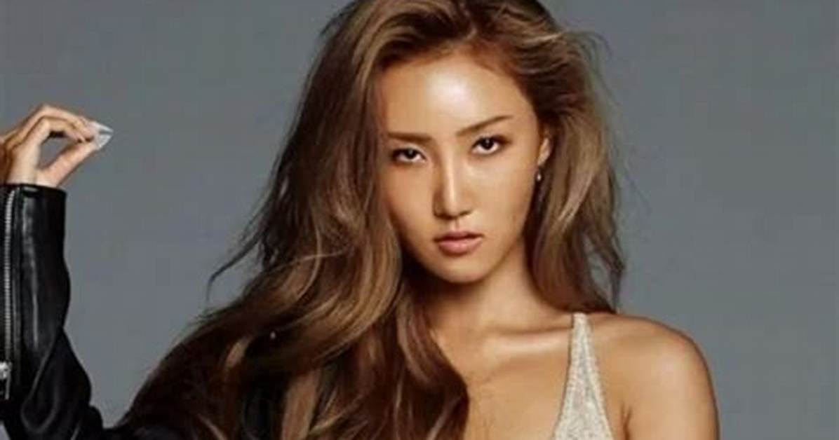 Hwasa Net Worth, Age, Height, Bio, Birthday, Wiki!