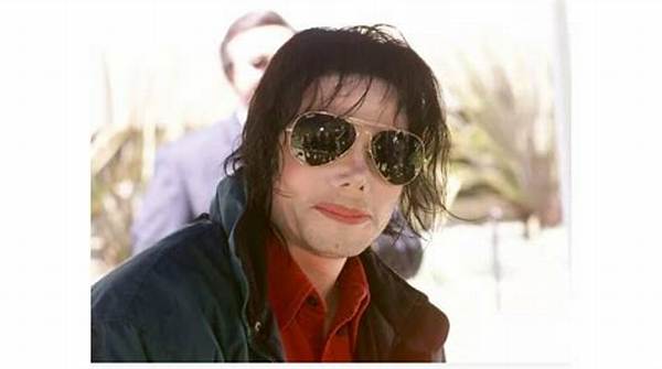 Instagram Crashes as Late Micheal Jackson Goes Live on Official Page (Photos)