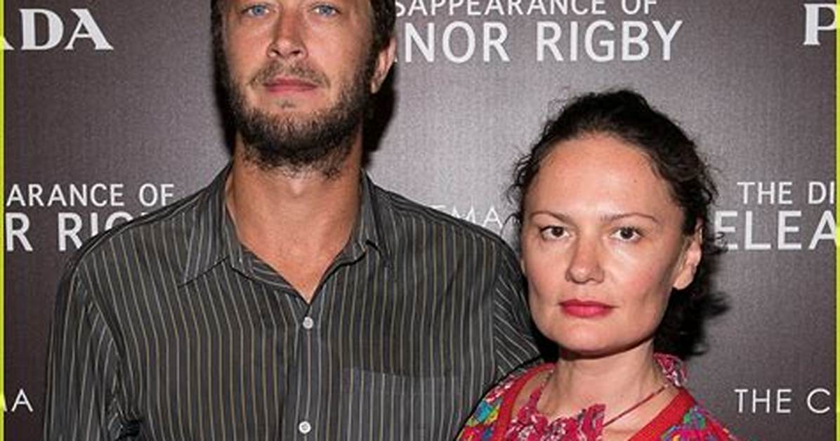Is Ebon Moss-Bachrach Dating? Who Is Ebon Moss-Bachrach Dating?