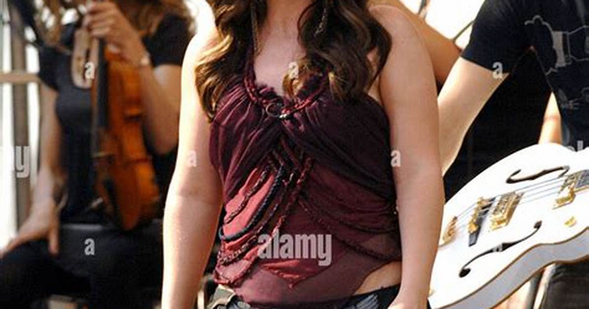 Kelly Clarkson @ Performance at the Abc Good Morning America Summer Concert Series June 26