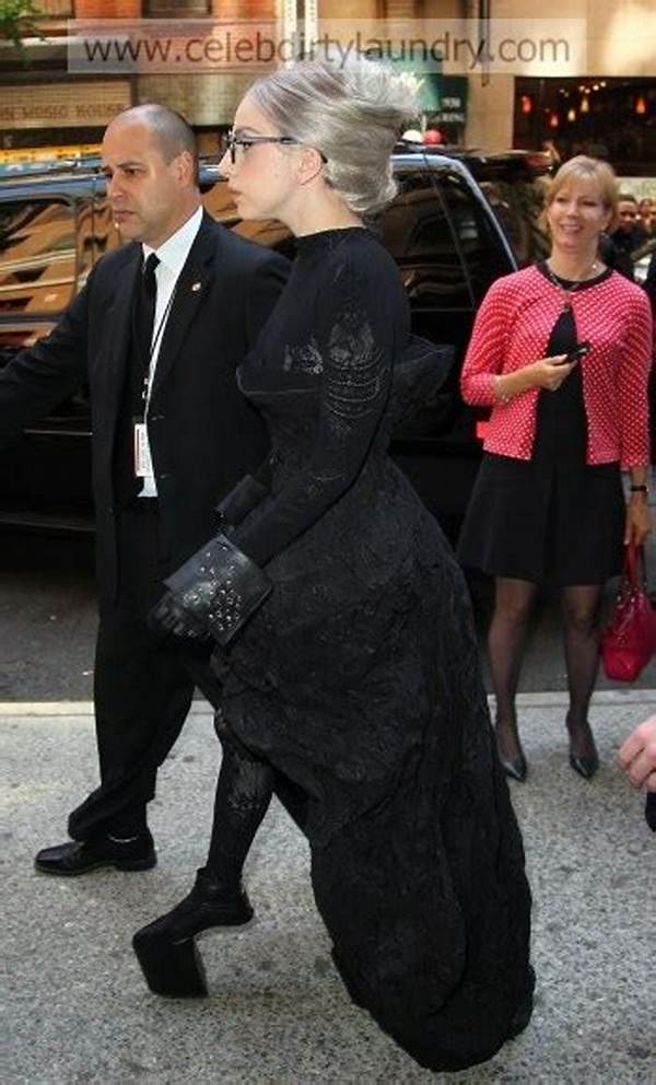 Lady Gaga Walks on Her Toes – Fashionista or Fashion Victim?