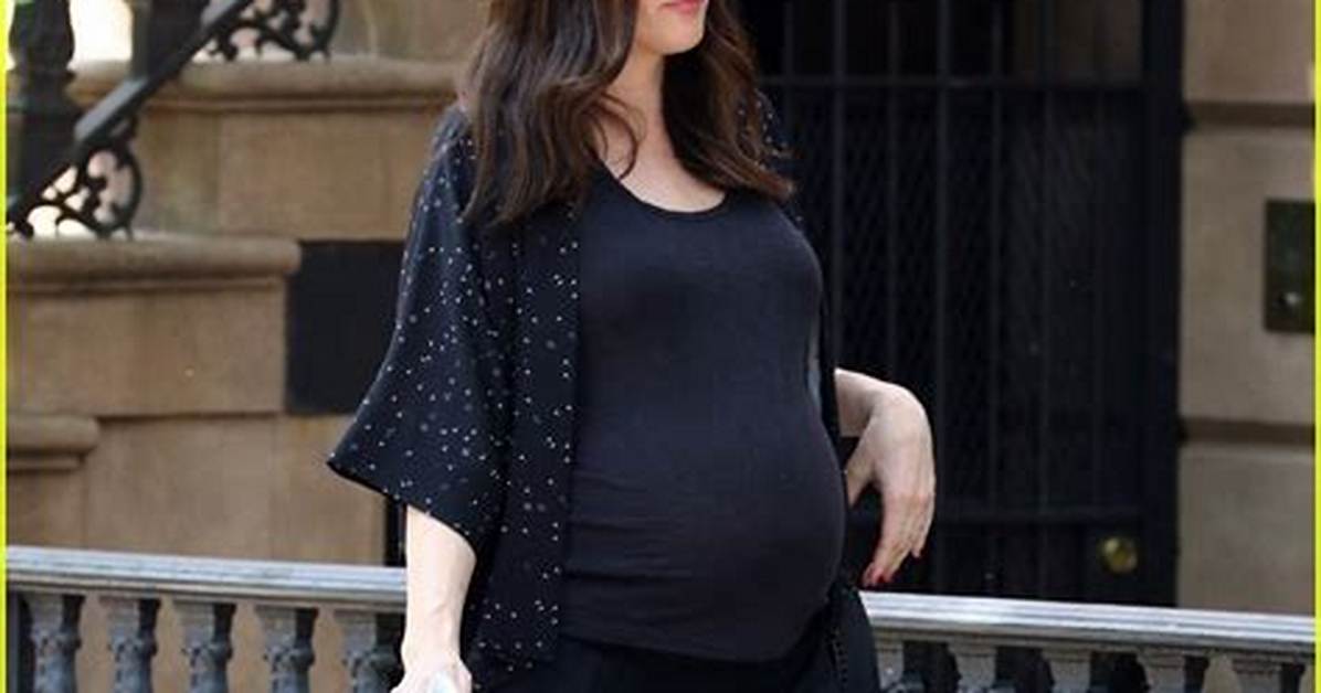 Liv Tyler Pregnant – Baby Bump Desperately Covered from Photographers (Photos)