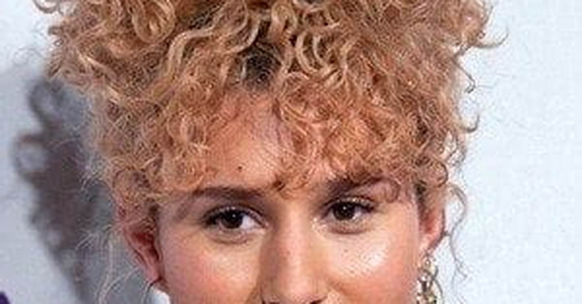 Raye Hollitt - Net Worth, Age, Height, Birthday, Bio, Wiki!