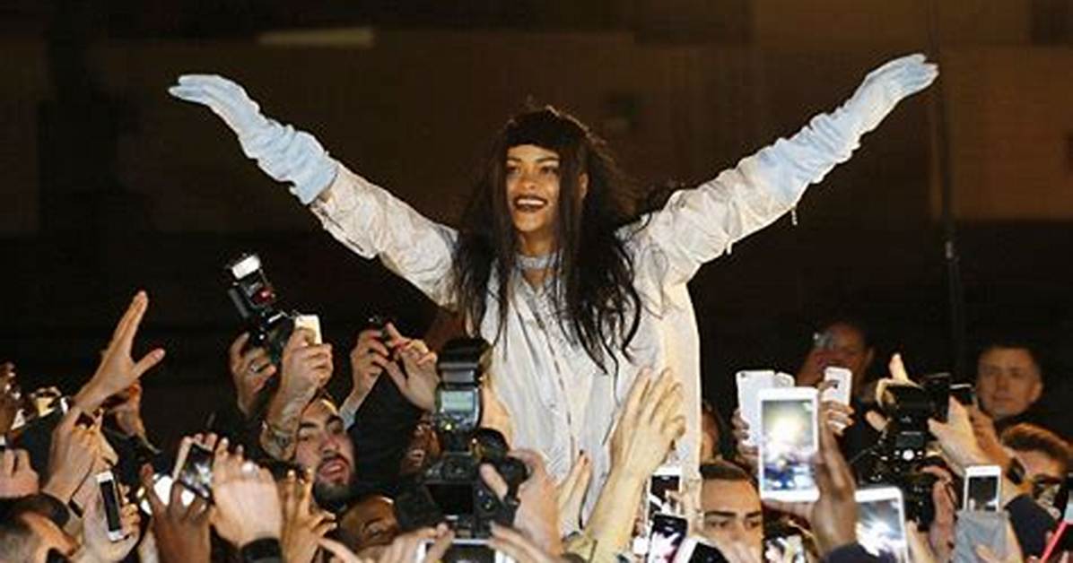Rihanna Runs into Crowd of Fans in 'Goodnight Gotham' Video