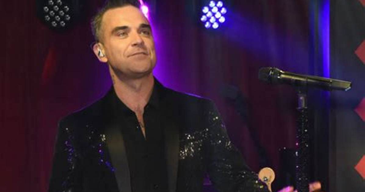 Robbie Williams Strips Naked for New Magazine Cover
