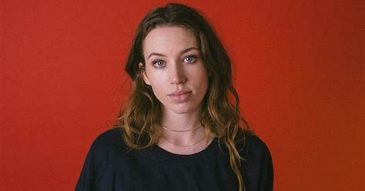 Sarah Close Unveils New Single 'Caught Up', Taken from Her Debut Ep Released Today