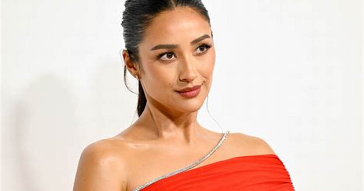 Shay Mitchell Launches Line of Smashbox Eyeshadow Palettes