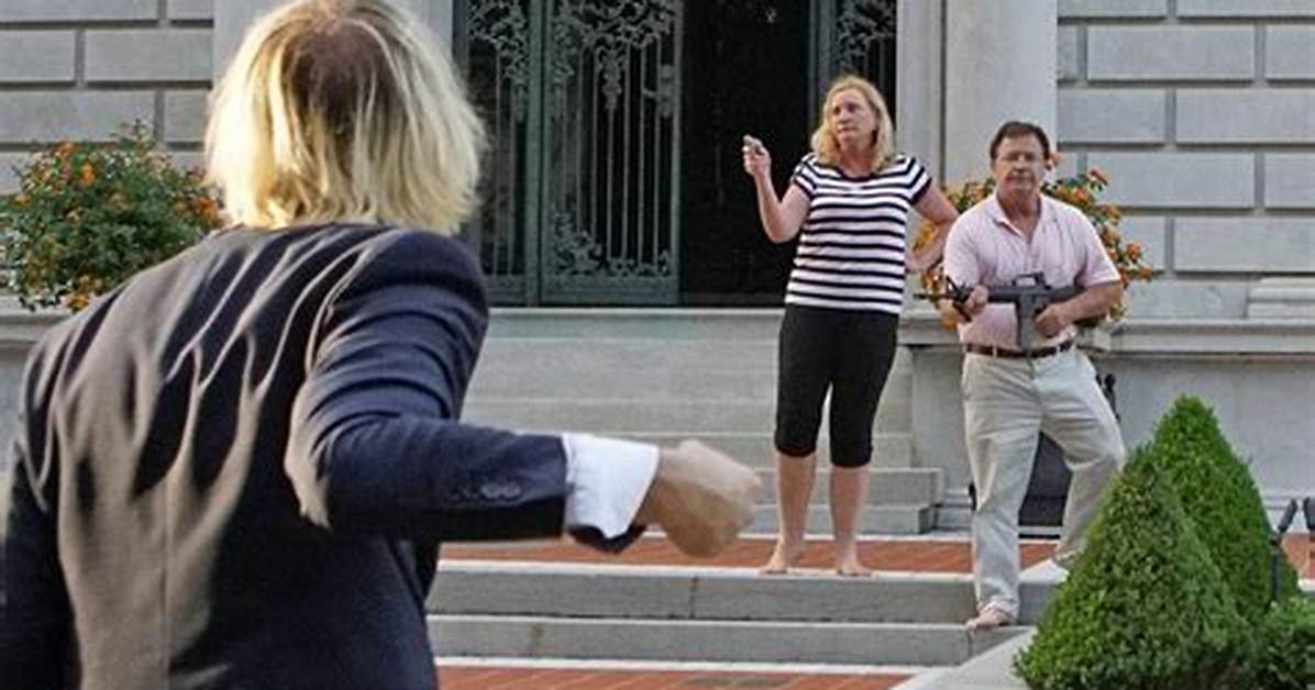 St. Louis Couple Mark & Patricia Mccloskey Pull Guns on Protesters! !