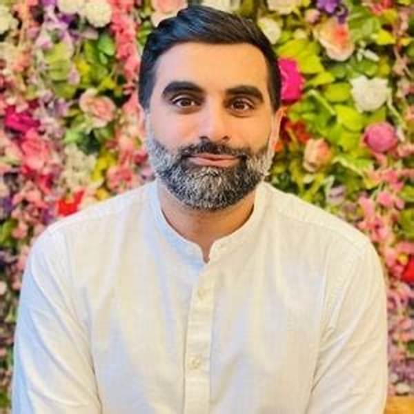 Who Is Tez Ilyas Wife? His Family & Personal Life Details
